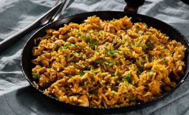 Pirinç ve sebze koyu ahşap arka plan üzerinde bir tavada tavuk göğsü