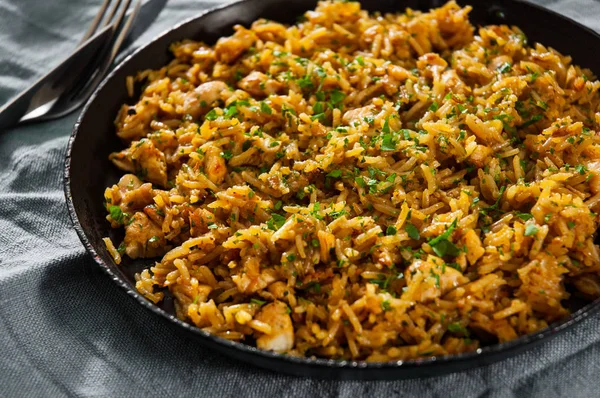 Hühnerbrust Mit Reis Und Gemüse Einer Pfanne Auf Dunklem Holzgrund — Stockfoto