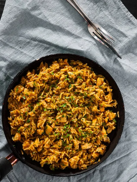 黑木背景煎锅中的米饭和蔬菜鸡胸肉 — 图库照片