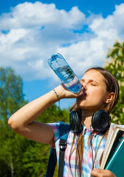 Ritorno Scuola Studentessa Adolescente Beve Acqua Una Bottiglia Possesso Libri — Foto Stock