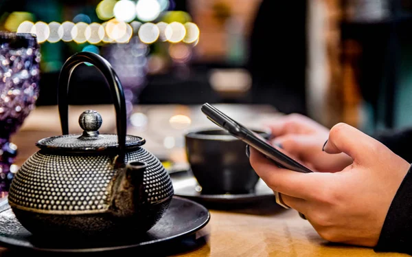 Mano Mujer Usando Teléfono Móvil Café Con Taza Mesa — Foto de Stock