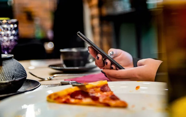 Mano Mujer Usando Teléfono Móvil Cafetería Con Pedazo Pizza Plato — Foto de Stock