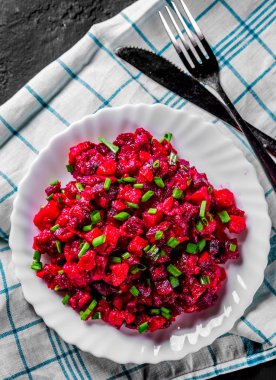 Rus mutfağı: Havuçlu pancar salatası, turşu ve beyaz tabakta yeşil soğan