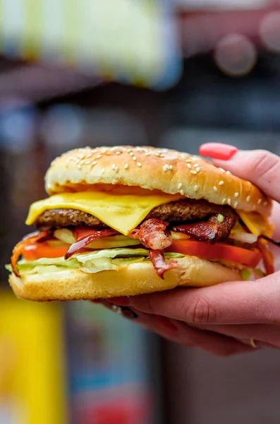 Γυναίκα Χέρι Κρατά Ένα Φρέσκο Burger Πριν Από Φαγητό Στο — Φωτογραφία Αρχείου