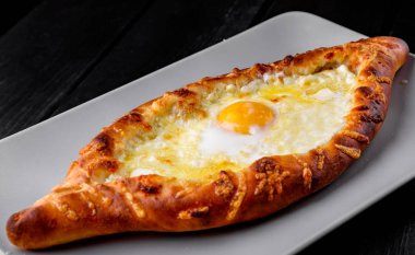 Adjar Khachapuri. Peynirli ve yumurtalı turta