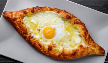 Adjar Khachapuri. Peynirli ve yumurtalı turta