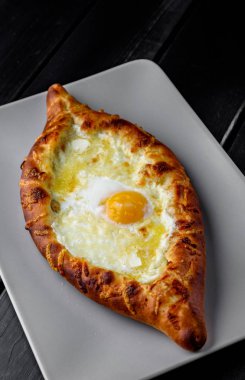 Adjar Khachapuri. Peynirli ve yumurtalı turta