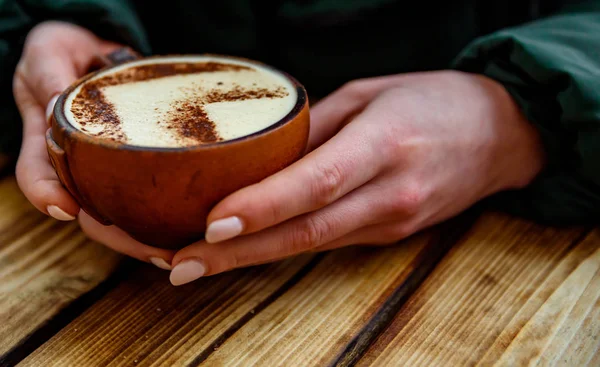 Tangan Wanita Memegang Secangkir Kopi Cappuccino Panas Pada Latar Belakang — Stok Foto