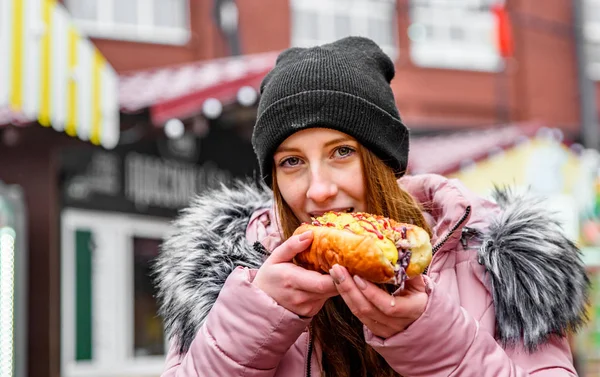 Egy Fiatal Hot Dogot Eszik Utcai Élelem Kültéri Tél — Stock Fotó