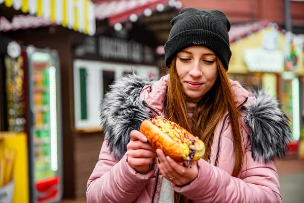 Egy Fiatal Hot Dogot Eszik Utcai Élelem Kültéri Tél — Stock Fotó