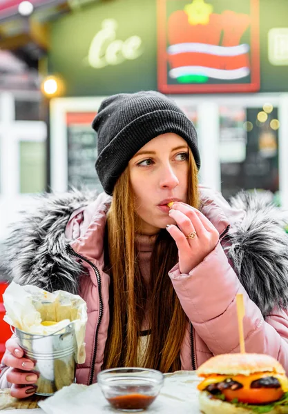 Fiatal Eszik Egy Sült Krumpli Street Élelmiszer Szabadban Tél — Stock Fotó