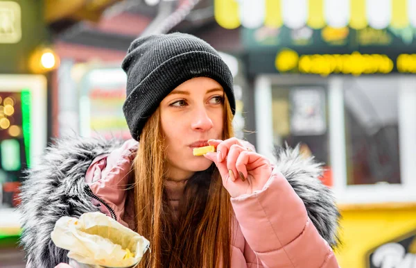 Mladá Žena Jíst Francouzské Hranolky Ulice Potravin Venkovní Zima — Stock fotografie