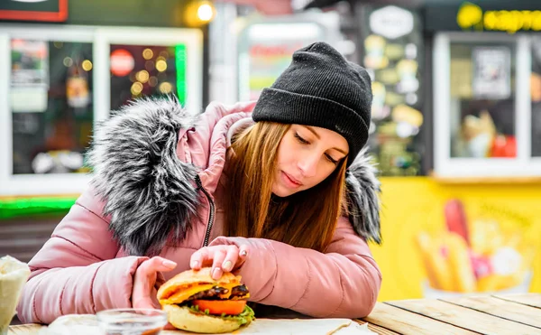 Nourriture Jeune Femme Tenant Hamburger Juteux Manger Plein Air Hiver — Photo