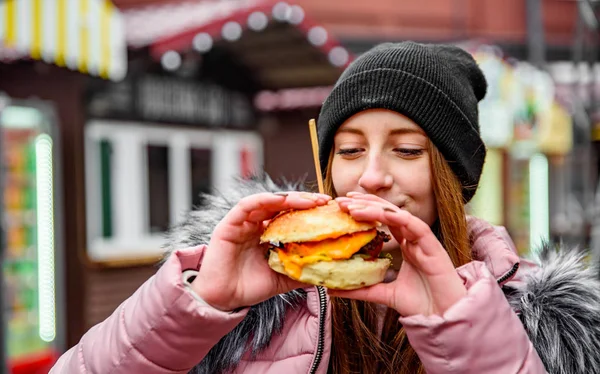 Streetfood Junge Frau Hält Saftigen Burger Der Hand Und Isst — Stockfoto