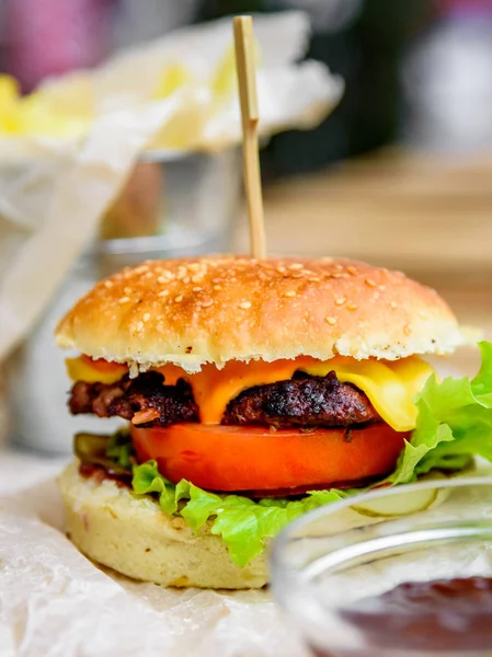 Hamburger Frietjes Houten Tafel Fastfood — Stockfoto