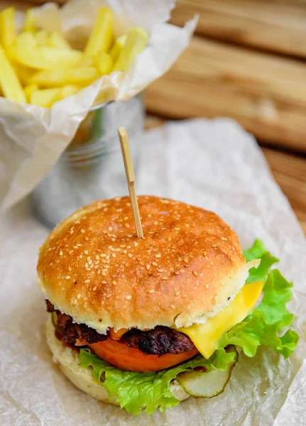 Burger Frytki Drewnianym Stole Fast Food — Zdjęcie stockowe