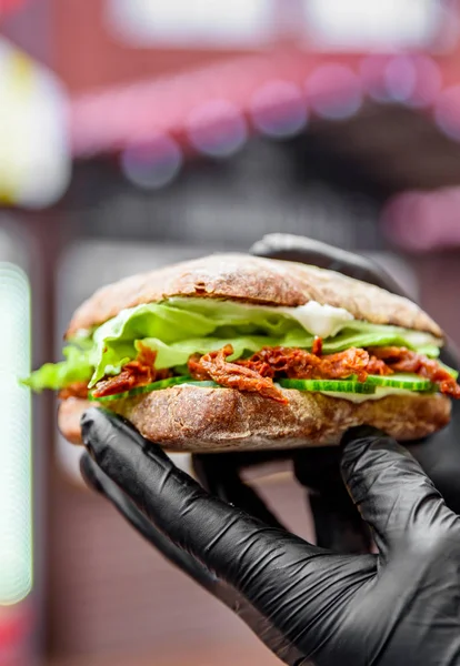 Vegetarische Ciabatta Sandwich Met Zongedroogde Tomaat Kaas Komkommer Salade Handen — Stockfoto