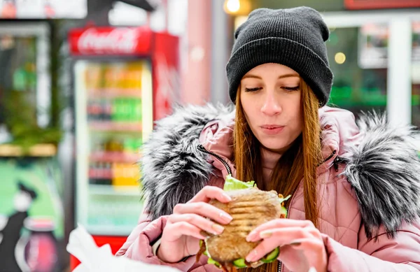 Уличная Еда Молодая Женщина Сочным Сэндвичем Чиабатта Поедающая Зиму Открытом — стоковое фото
