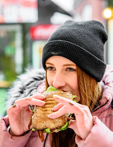 Comida Rua Jovem Mulher Segurando Suculento Ciabatta Sanduíche Comer Oudoor — Fotografia de Stock