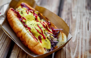 Philly usulü biftekli sandviç, et, sebze, peynir ve sosisli sandviç. sokak yemekleri