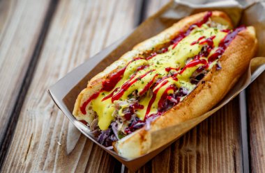 Philly usulü biftekli sandviç, et, sebze, peynir ve sosisli sandviç. sokak yemekleri