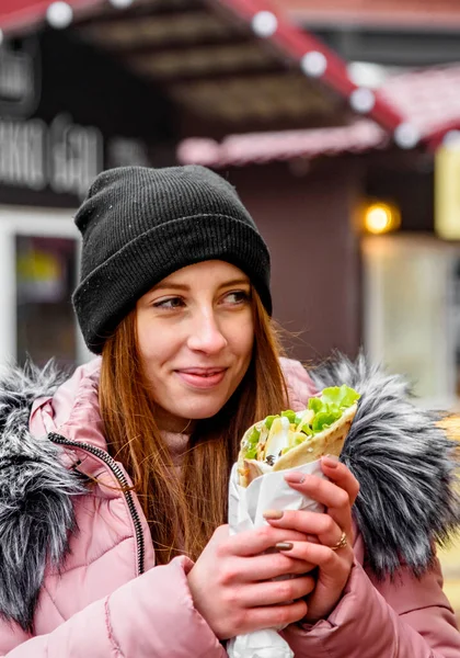 Street Food Young Woman Holding Greek Meat Gyros Tzatziki Sauce — 스톡 사진