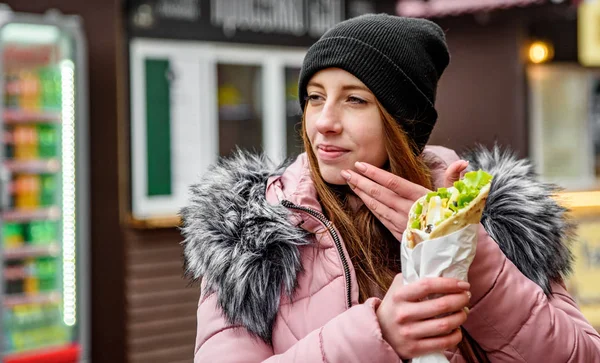 Φαγητό Του Δρόμου Νεαρή Γυναίκα Που Κρατάει Γύρο Τζατζίκι Λαχανικά — Φωτογραφία Αρχείου
