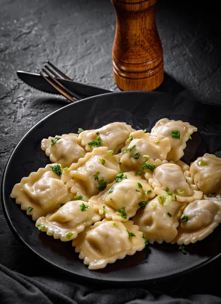 Мясные Пельмени Пельмени Равиоли Мясом Черной Тарелке Темно Сером Черном — стоковое фото