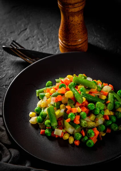 Vegyes Zöldségek Fekete Tányéron Sötét Szürke Fekete Pala Háttér — Stock Fotó