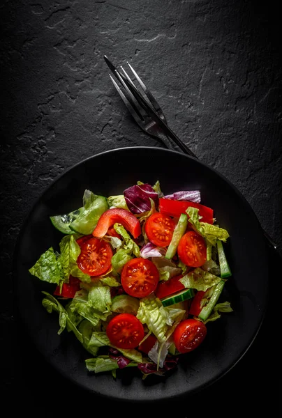 Diverses Feuilles Salade Mélange Frais Avec Tomate Concombre Poivron Rouge — Photo
