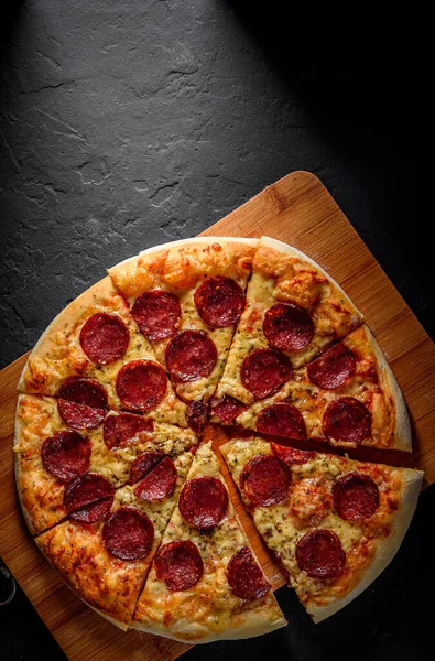 Pepperoni Pizza Con Queso Mozzarella Salami Salsa Tomate Pimienta Especias — Foto de Stock