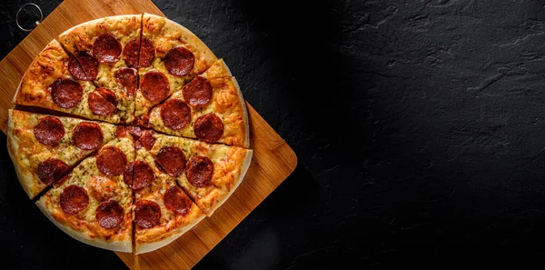 Pizza Pepperoni Serem Mozzarella Salami Sosem Pomidorowym Pieprzem Przyprawami Włoska — Zdjęcie stockowe