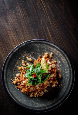 Tavuklu kızarmış pilav ve ahşap masa arkasında sebzeler.