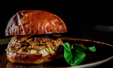 Geleneksel barbekü, arka planda sebzeli sığır burger.