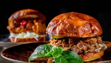 Geleneksel barbekü, arka planda sebzeli sığır burger.