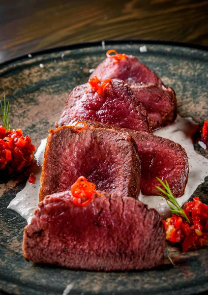 Šťavnaté Plátky Steak Střední Vzácné Hovězí Talíři Dřevěném Stole Pozadí — Stock fotografie