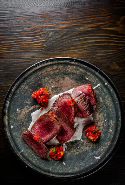 Filete Rodajas Jugosas Carne Res Rara Media Plato Sobre Fondo — Foto de Stock