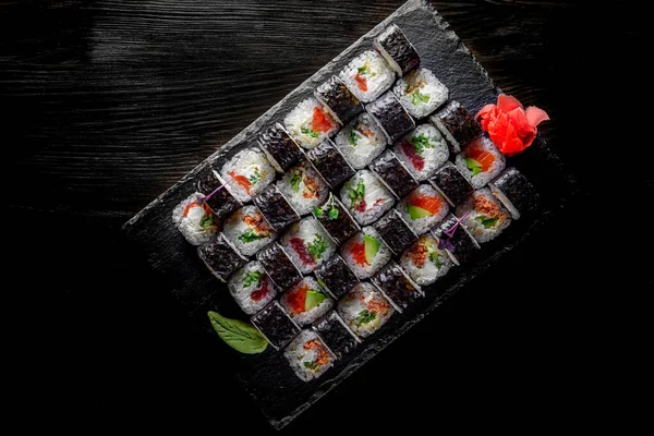 Set Involtino Sushi Con Salmone Avocado Crema Formaggio Cetriolo Riso — Foto Stock