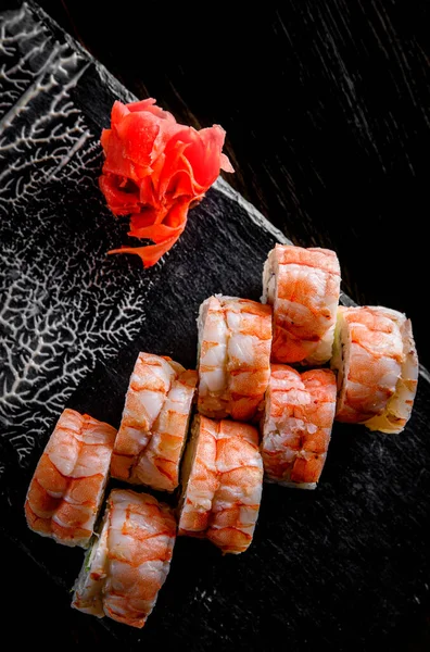 Rolos Sushi Com Camarão Creme Queijo Fundo Mesa Madeira Preta — Fotografia de Stock
