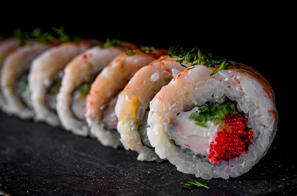 Sushi Broodjes Met Garnalen Kaviaar Roomkaas Zwarte Houten Tafelondergrond — Stockfoto