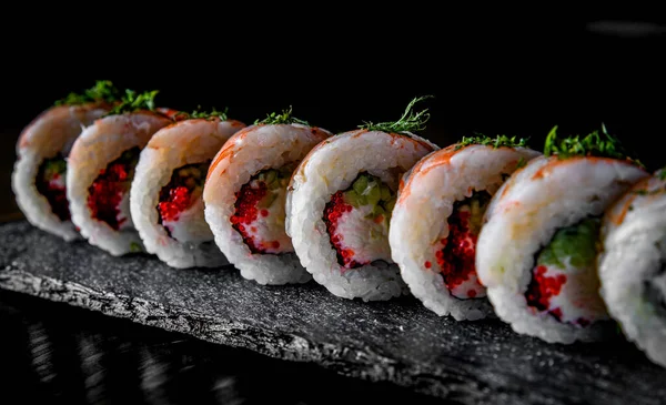Rotoli Sushi Con Gamberetti Caviale Crema Formaggio Sfondo Nero Tavolo — Foto Stock