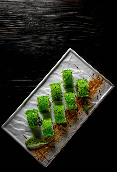 Rotoli Sushi Con Caviale Verde Tobiko Crema Formaggio Pesce Sfondo — Foto Stock