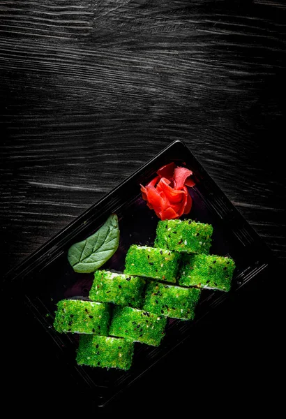 Rollos Sushi Con Caviar Verde Tobiko Queso Crema Pescado Sobre —  Fotos de Stock