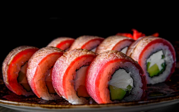 Rollo Sushi Con Atún Aguacate Queso Crema Pepino Arroz Plato — Foto de Stock