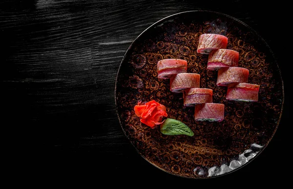 Sushi Rolka Tuňákem Avokádo Smetanový Sýr Okurka Rýže Talíři Černém — Stock fotografie