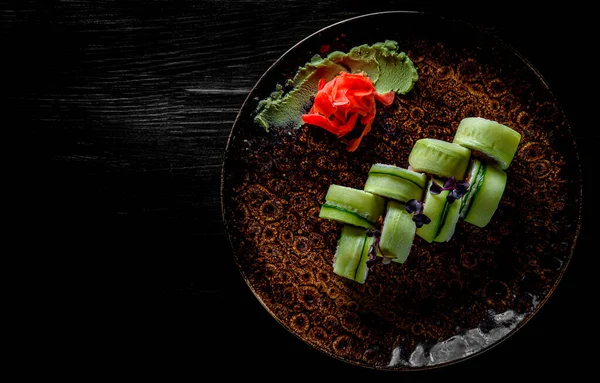 Ρολό Σούσι Τόνο Αγγούρι Τυρί Κρέμα Ρύζι Πιάτο Μαύρο Ξύλινο — Φωτογραφία Αρχείου