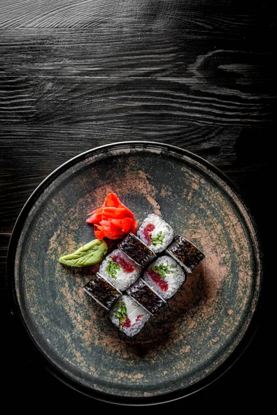 Sushi Roll Tuna Cucumber Cream Cheese Rice Plate Black Wooden — Stock Photo, Image