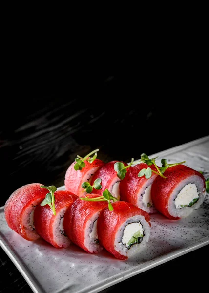 Rotolo Sushi Con Tonno Crema Formaggio Cetriolo Riso Piatto Sfondo — Foto Stock