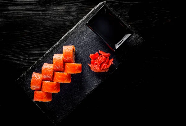 Rouleau Sushi Saumon Avocat Fromage Crème Dans Une Assiette Sur — Photo