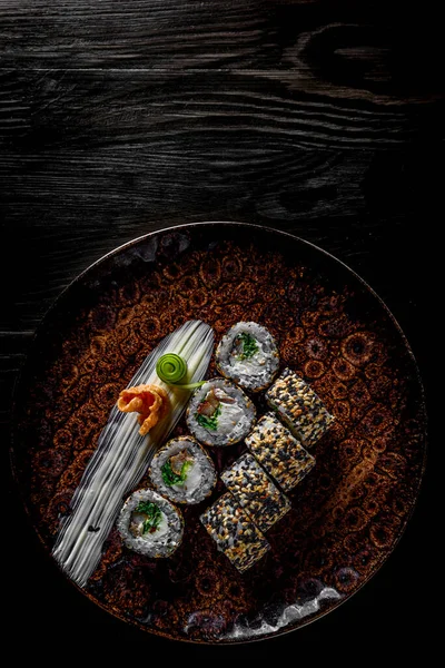 Rolo Sushi Com Queijo Creme Pepino Enguia Placa Sobre Fundo — Fotografia de Stock